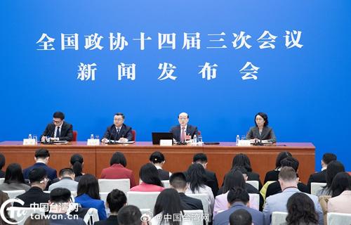 同时我们还要定期进行检查和评估及时发现问题并加以解决确保食堂的食品安全