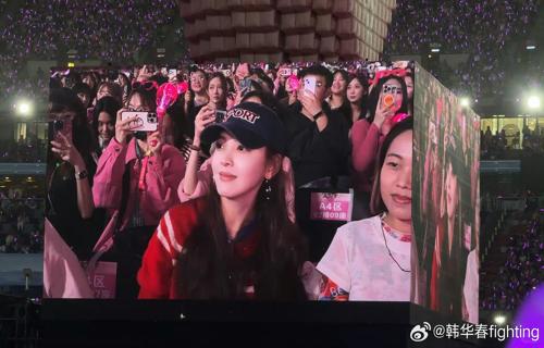 在大学的校园里李铁心遇到了志同道合的朋友张无忌两人一拍即合共同研究学问探讨人生他们一起参加各种学术竞